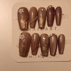 Gorgeous, beautiful handmade Color.Purple Nails But it's like a cat eye color